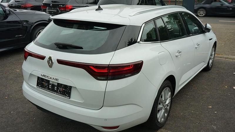 Gebraucht Renault Mégane IV Zen 116 PS (85 kW) 2021 Silber Limousine