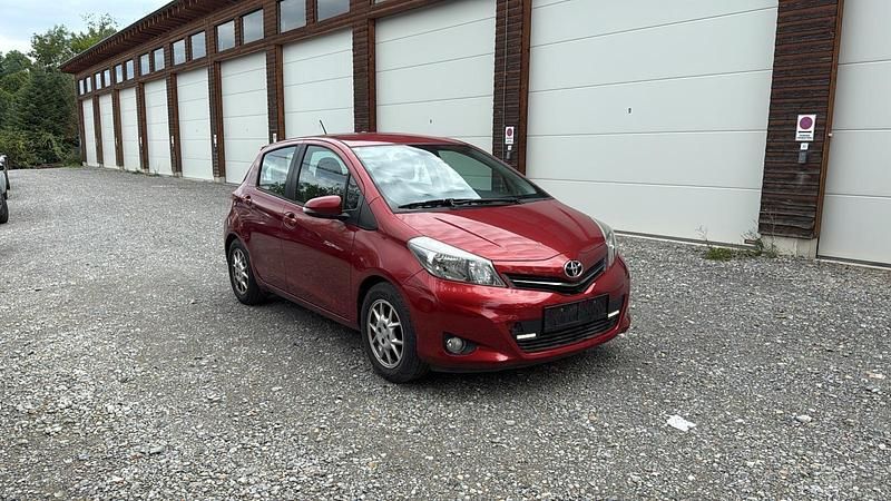 Rot Gebraucht 2012 Toyota Yaris Kleinwagen | 7.500 € - Bild 1/4