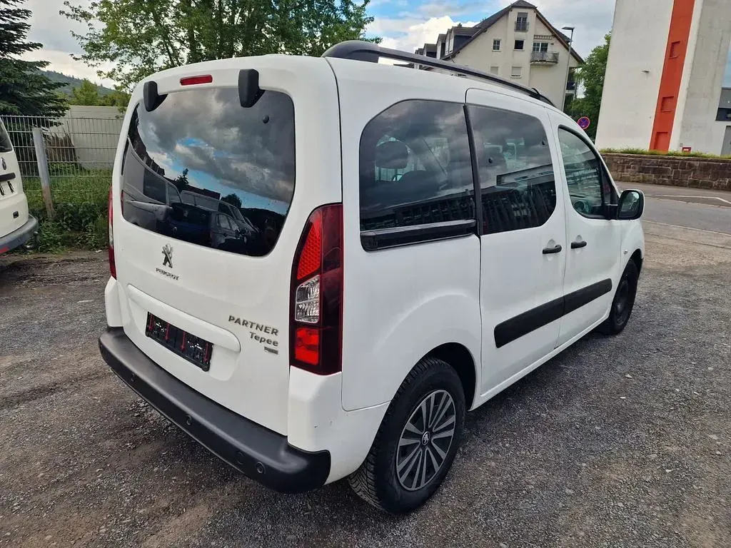 Gebraucht Peugeot TePee Active 92 PS (67 kW) 2013 Weiß Limousine