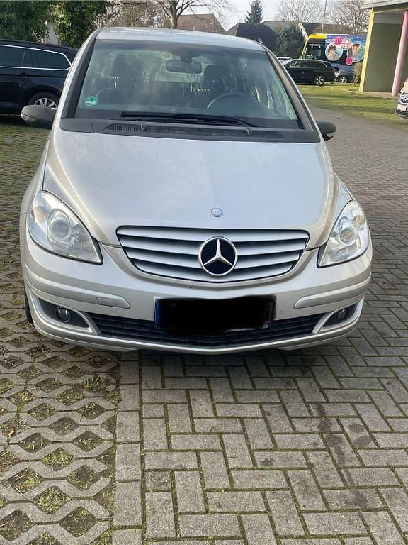 Silber Gebraucht 2007 Mercedes 180 Limousine | 2.900 € - Bild 1/4