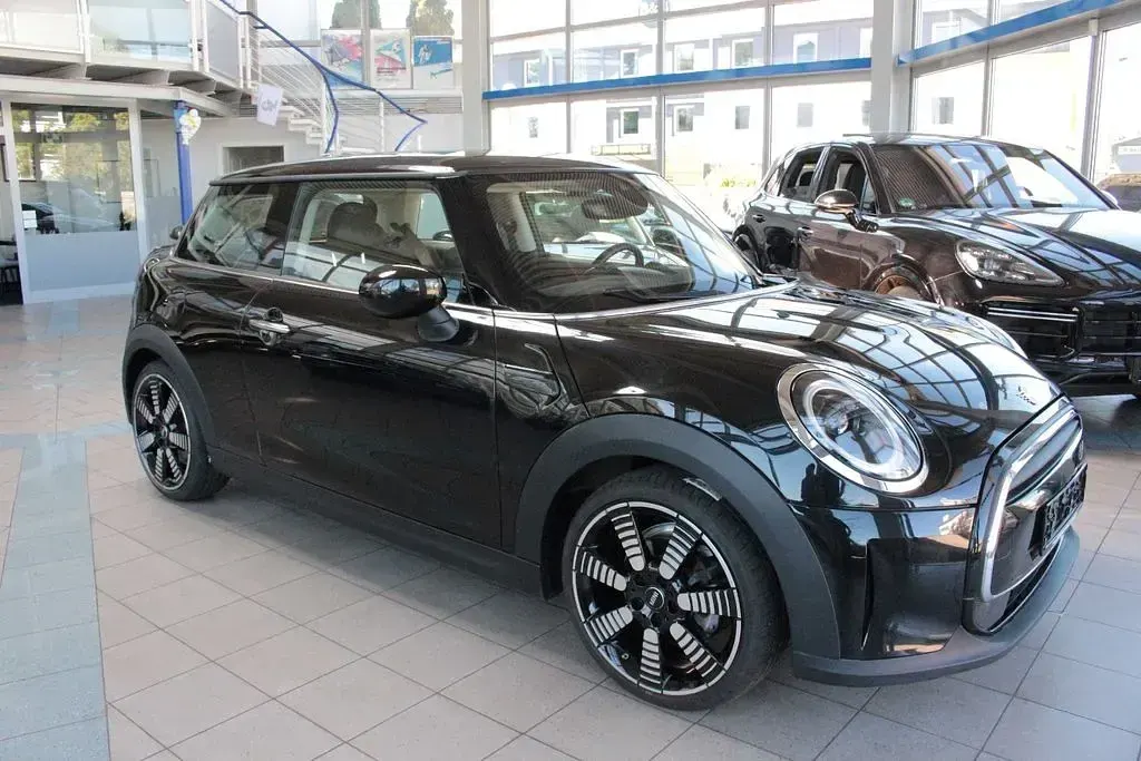 Gebraucht Mini Cooper Essential 136 PS (100 kW) 2023 Midnight black met. Kleinwagen