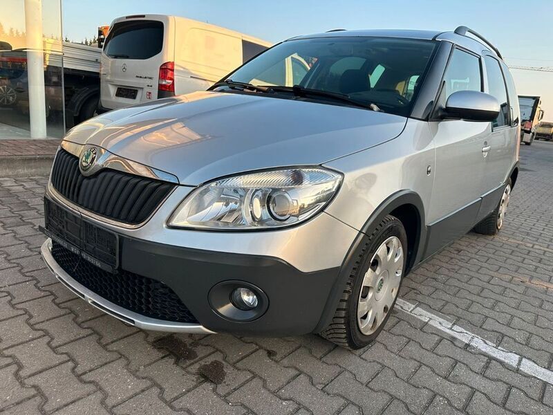 Silber Gebraucht 2012 Skoda Roomster Scout Plus Edition Kombi | 2.950 € (Guter Preis) - Bild 1/4