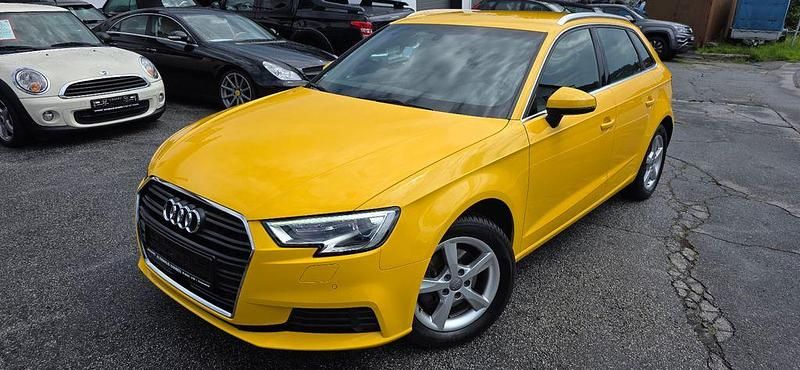 Gelb Gebraucht 2019 Audi A3 Sportback Ambiente Limousine | 16.900 € (Guter Preis) - Bild 1/4