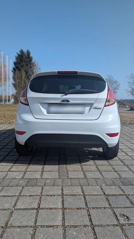 Gebraucht Ford Fiesta Ambiente 60 PS (44 kW) 2013 Weiß Kleinwagen