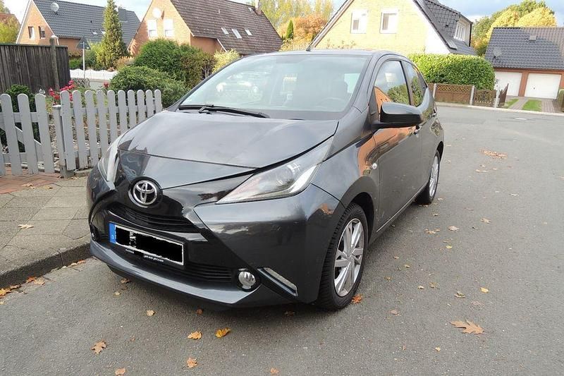 Grau Gebraucht 2015 Toyota Aygo X-play Kleinwagen | 7.200 € (Guter Preis) - Bild 1/4