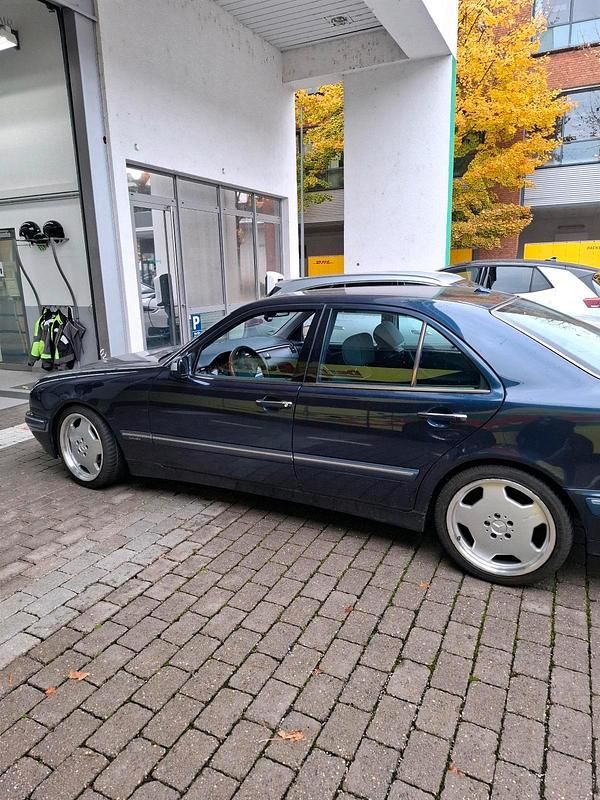 Blau Gebraucht 1999 Mercedes E240 Elegance Limousine | 3.250 € (Fairer Preis) - Bild 1/4