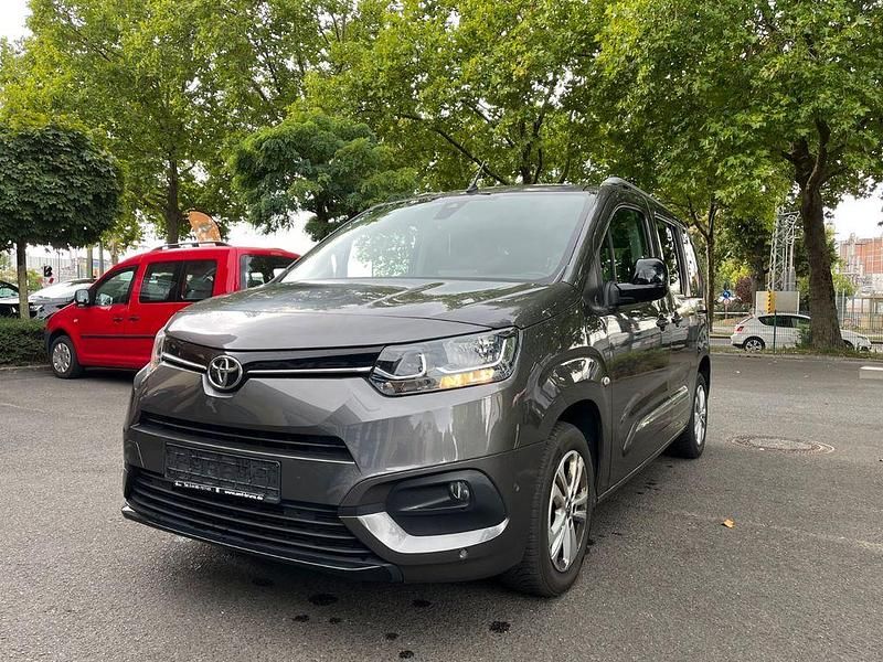 Grau Gebraucht 2022 Toyota Proace Verso City Kombi | 27.999 € - Bild 1/4