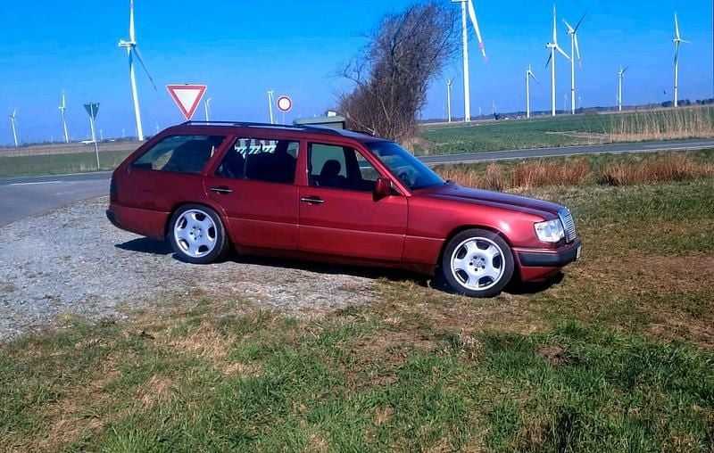 Gebraucht Mercedes E300 179 PS (131 kW) 1992 Rot Kombi