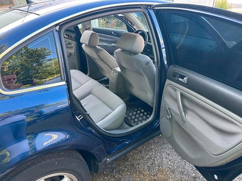 Blau Gebraucht 2000 VW Passat Limousine | 1.300 € (Fairer Preis) - Bild 1/4