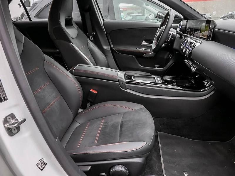 Gebraucht Mercedes A250 Premium 218 PS (160 kW) 2024 Weiß Limousine