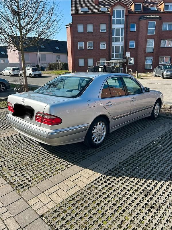 Gebraucht Mercedes E200 116 PS (85 kW) 2000 Silber Limousine
