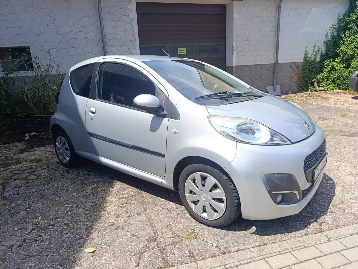 Gebraucht Peugeot 107 65 PS (47 kW) 2012 Silber Kleinwagen