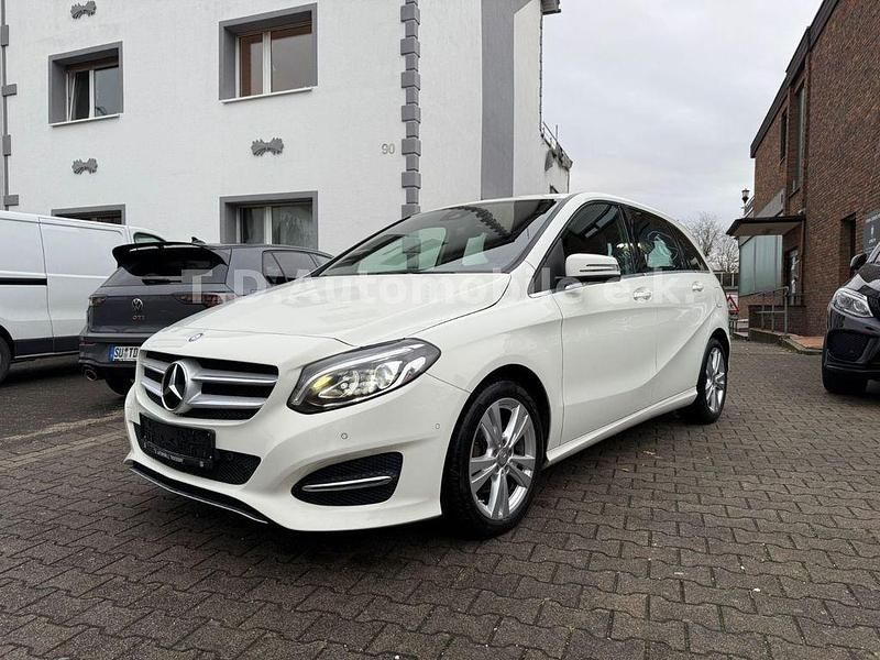 Weiß Gebraucht 2016 Mercedes 200 Limousine | 10.999 € (Guter Preis) - Bild 1/4