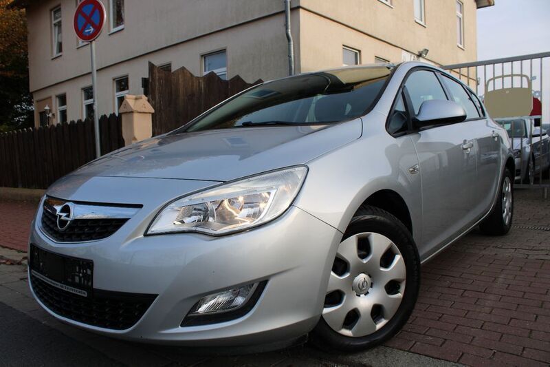 Silber Gebraucht 2011 Opel Astra Selection Limousine | 4.490 € (Fairer Preis) - Bild 1/4