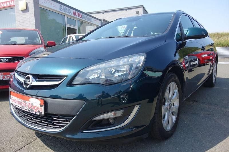 Grün Gebraucht 2016 Opel Astra Exklusiv Kombi | 6.490 € (Superpreis) - Bild 1/4