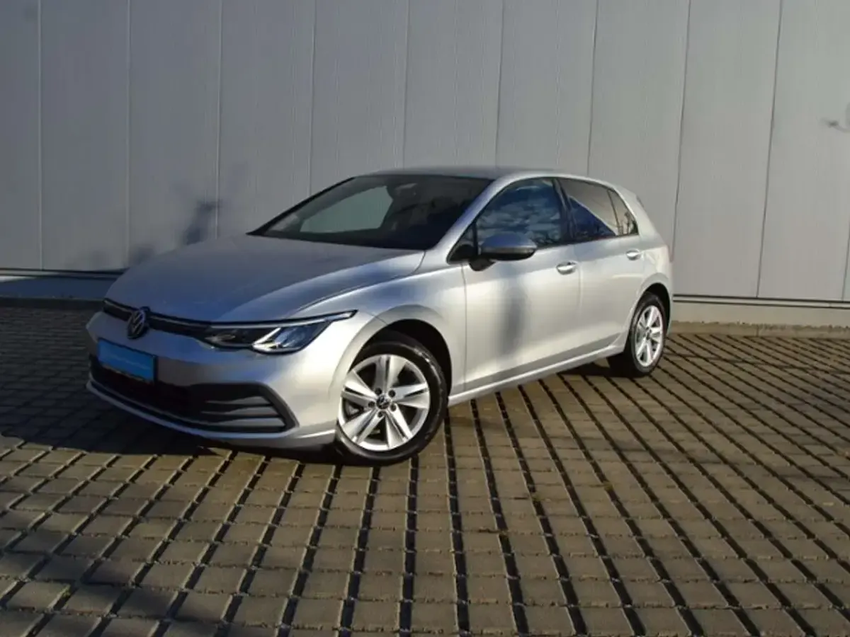 Gebraucht VW Golf VIII Life 131 PS (96 kW) 2022 Silber Limousine