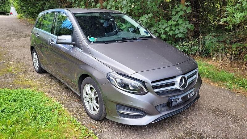 Grau Gebraucht 2017 Mercedes B180 Urban Van / Kleinbus | 13.900 € (Guter Preis) - Bild 1/4