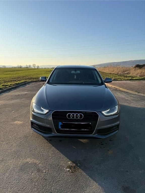Grau Gebraucht 2014 Audi A4 S-Line Limousine | 13.000 € (Guter Preis) - Bild 1/4