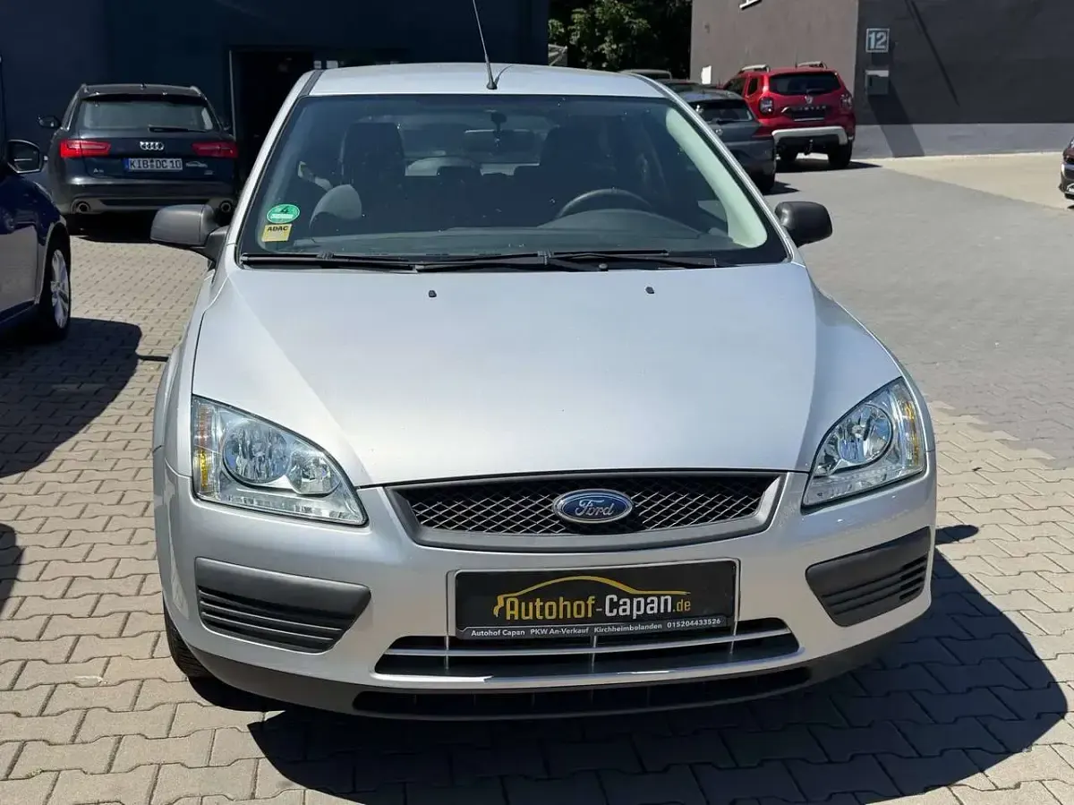 Gebraucht Ford Focus Trend 116 PS (85 kW) 2005 Silber Limousine