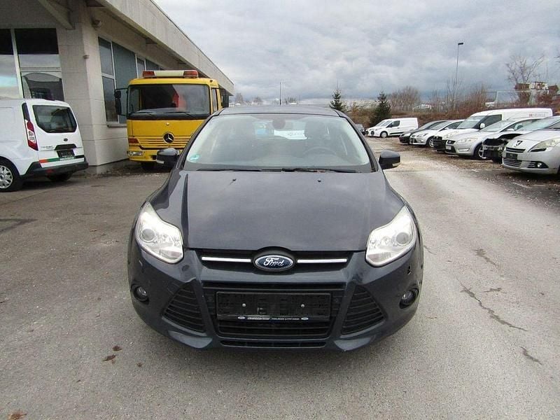 Gebraucht Ford Focus Champions Edition 125 PS (91 kW) 2013 Grau Limousine