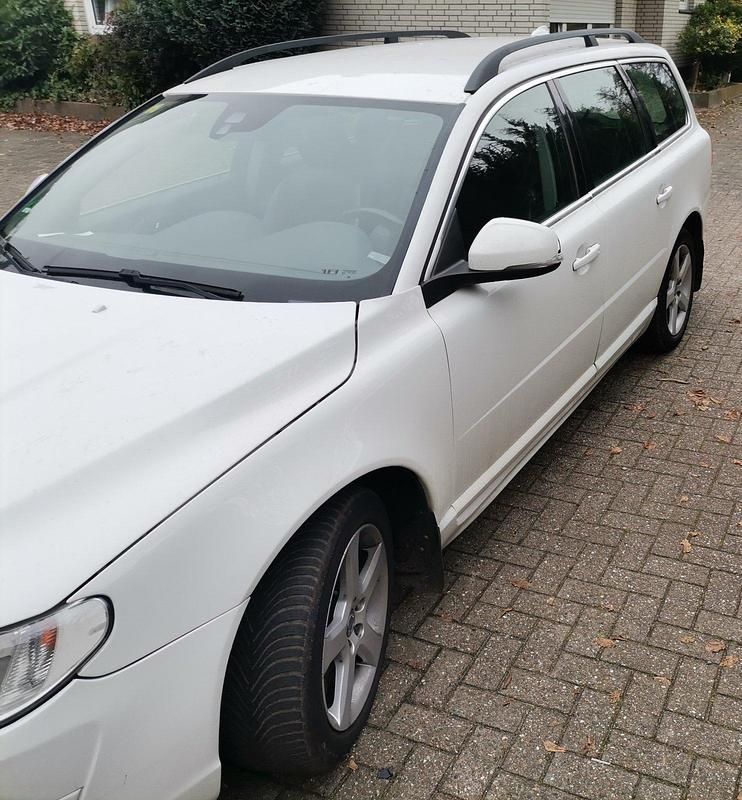 Weiß Gebraucht 2016 Volvo V70 Kombi | 7.250 € (Superpreis) - Bild 1/4