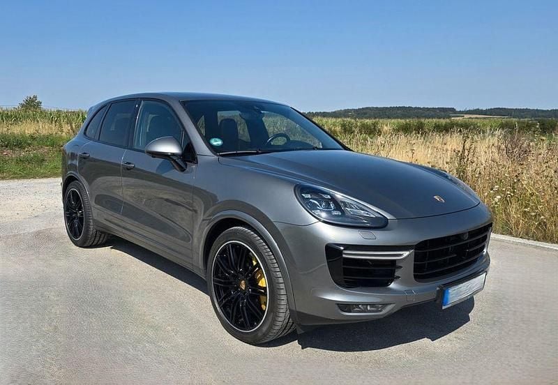 Grau Gebraucht 2016 Porsche Cayenne Turbo S SUV | 46.500 € - Bild 1/4