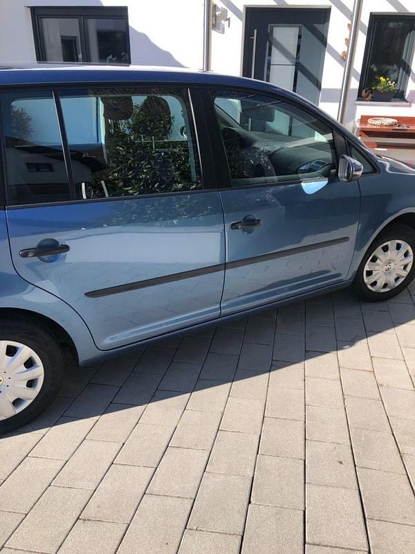 Gebraucht VW Touran Trendline 105 PS (77 kW) 2011 Blau Van / Kleinbus