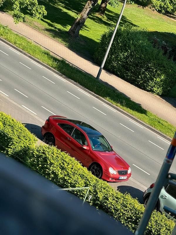 Rot Gebraucht 2001 Mercedes C200 Coupé | 1.800 € - Bild 1/4