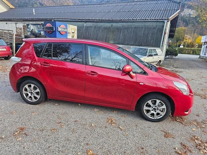 Gebraucht Toyota Verso Life 132 PS (97 kW) 2011 Rot Van / Kleinbus