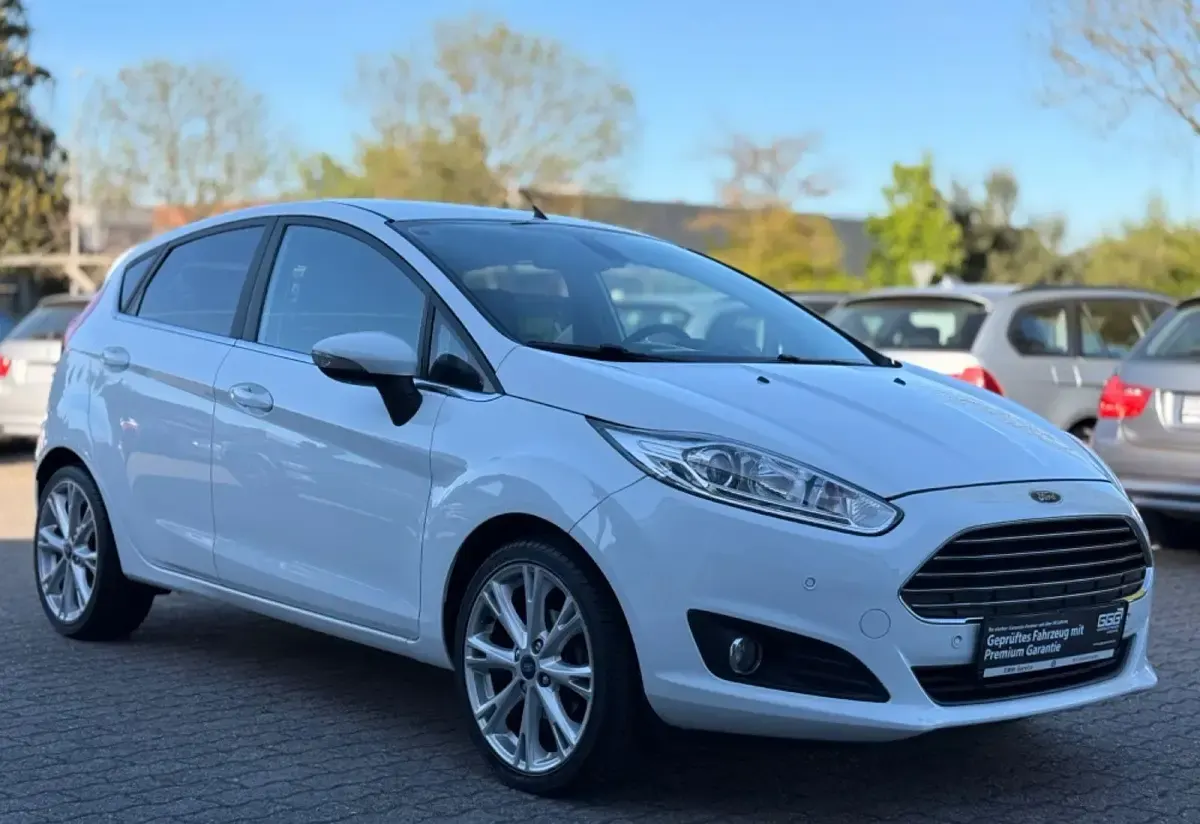 Gebraucht Ford Fiesta Titanium 101 PS (74 kW) 2014 Weiß Kleinwagen