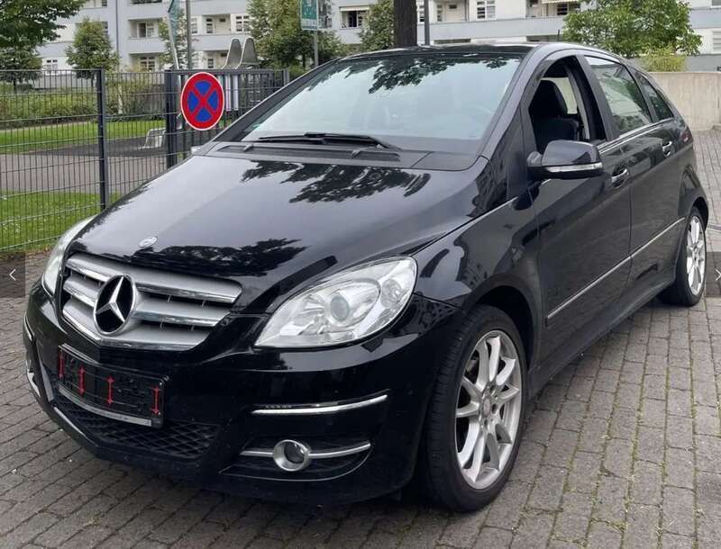 Kosmosschwarz metalliclack Gebraucht 2010 Mercedes B160 Avantgarde Van / Kleinbus | 7.499 € (Fairer Preis) - Bild 1/4