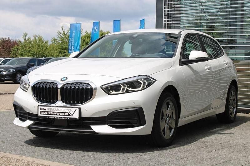 Mineralweiss metallic Gebraucht 2024 BMW 116 Advantage Kleinwagen | 22.480 € (Guter Preis) - Bild 1/4