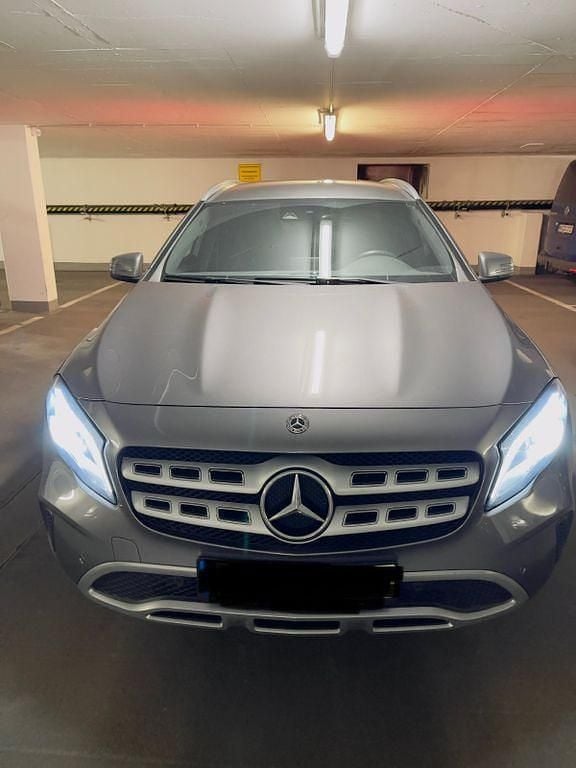 Silber Gebraucht 2018 Mercedes GLA220 Urban SUV | 21.700 € (Fairer Preis) - Bild 1/4