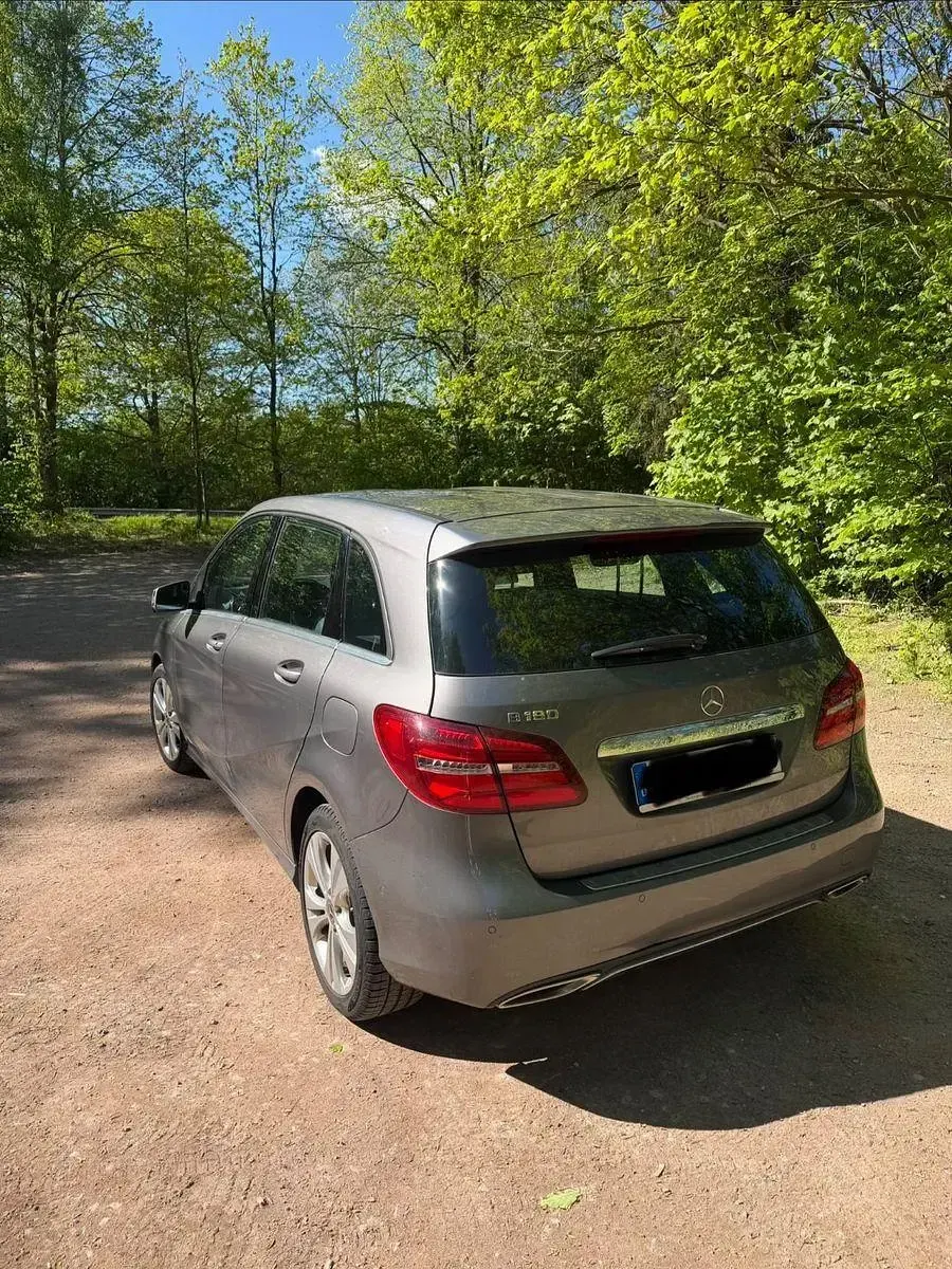 Gebraucht Mercedes B180 122 PS (89 kW) 2018 Grau Van / Kleinbus