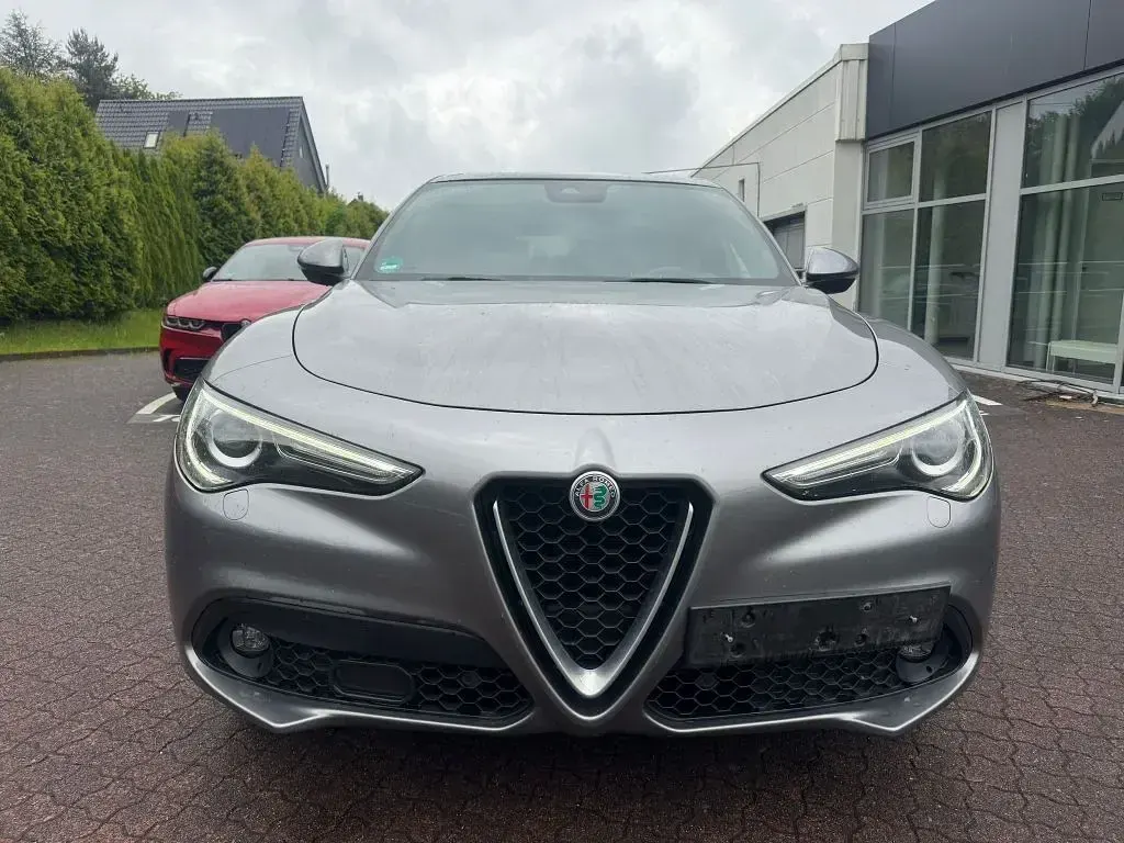 Gebraucht Alfa Romeo Stelvio 179 PS (131 kW) 2018 Grau SUV
