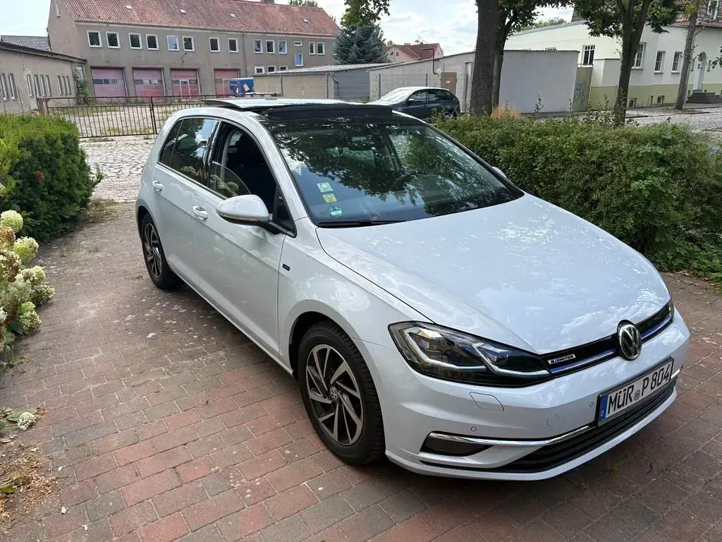 Gebraucht VW Golf VII Comfortline 131 PS (96 kW) 2019 Weiß Limousine