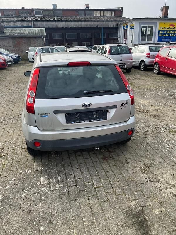 Gebraucht Ford Fiesta 60 PS (44 kW) 2006 Silber Kleinwagen