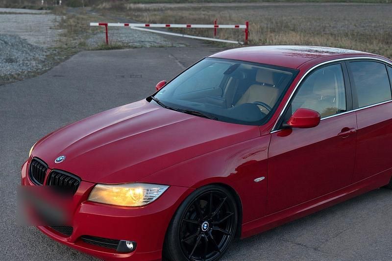 Gebraucht BMW 330 245 PS (180 kW) 2011 Rot Limousine