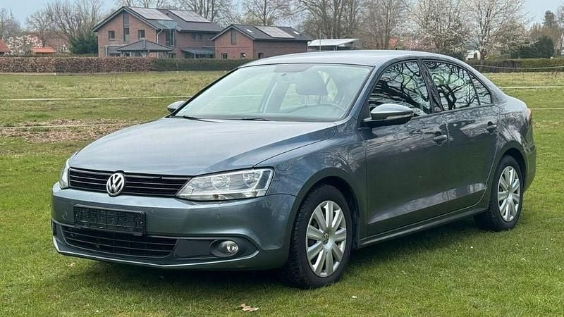 Gebraucht VW Jetta 105 PS (77 kW) 2011 Grau Limousine