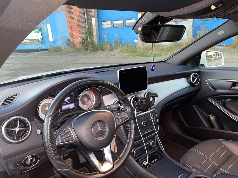 Gebraucht Mercedes CLA200 156 PS (114 kW) 2015 Weiß Limousine
