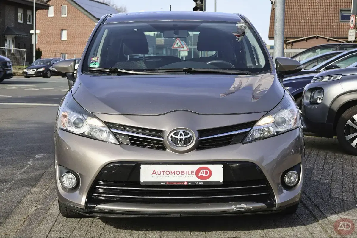 Gebraucht Toyota Verso Comfort 111 PS (81 kW) 2014 Grau Van / Kleinbus