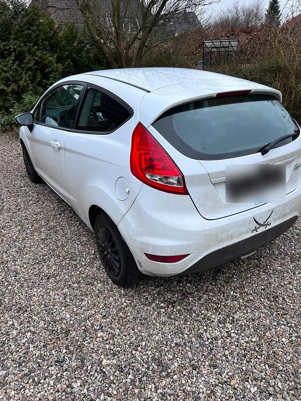 Gebraucht Ford Fiesta 60 PS (44 kW) 2012 Weiß Kleinwagen