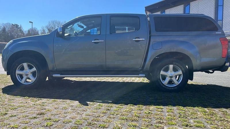 Second-hand Isuzu D-Max 163 CP (119 kW) 2013 Albastru SUV