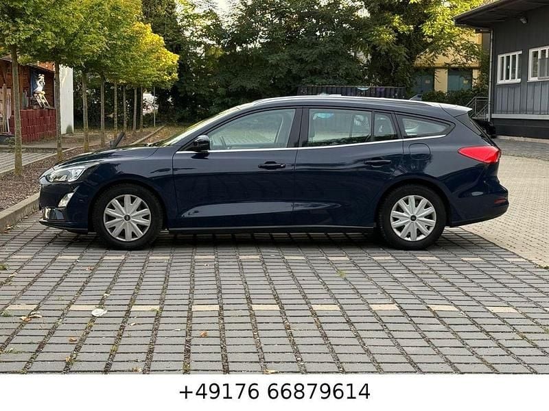 Blau Gebraucht 2020 Ford Focus Cool & Connect Limousine | 7.999 € (Superpreis) - Bild 1/4