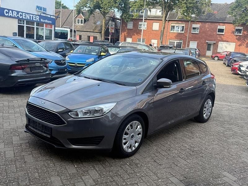 Gebraucht Ford Focus Ambiente 101 PS (74 kW) 2015 Braun Limousine