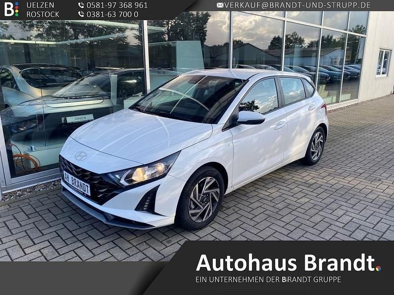 Weiss Gebraucht 2024 Hyundai i20 Trend Kleinwagen | 17.990 € (Guter Preis) - Bild 1/4