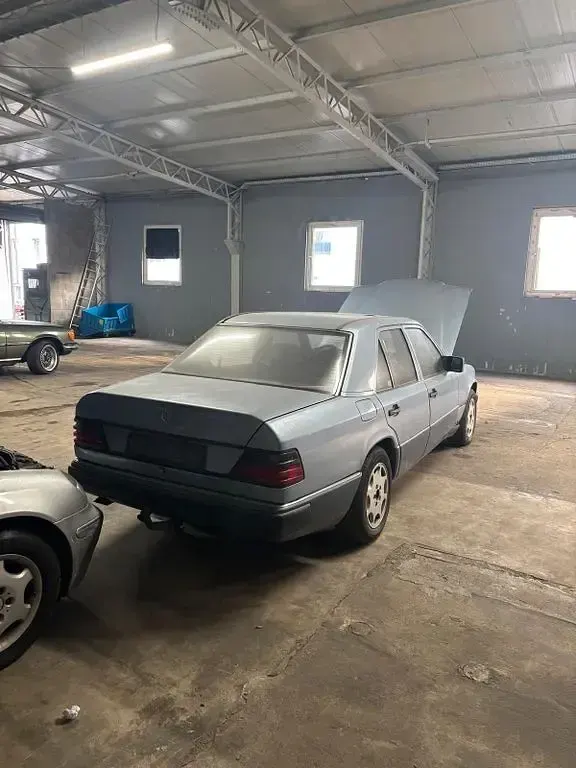 Gebraucht Mercedes E260 160 PS (117 kW) 1990 Blau Limousine
