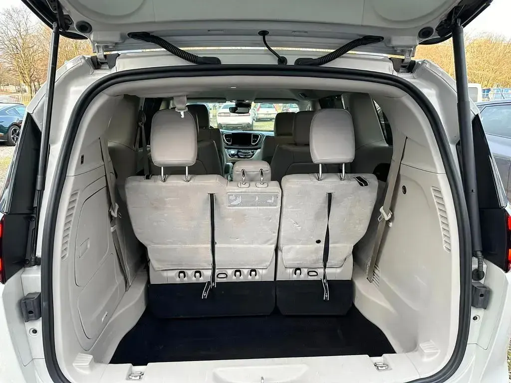Gebraucht Chrysler Pacifica Touring 264 PS (194 kW) 2021 Luxury white pearlcoat Van