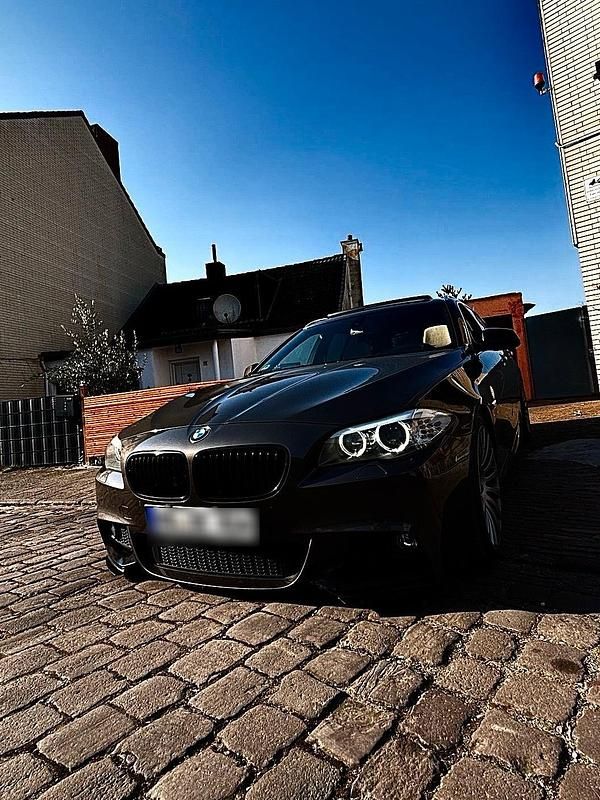 Braun Gebraucht 2011 BMW 530 M Sport Kombi | 8.999 € - Bild 1/4