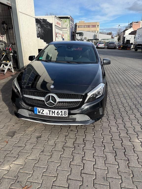 Schwarz Gebraucht 2015 Mercedes A200 Urban Limousine | 14.300 € (Superpreis) - Bild 1/4